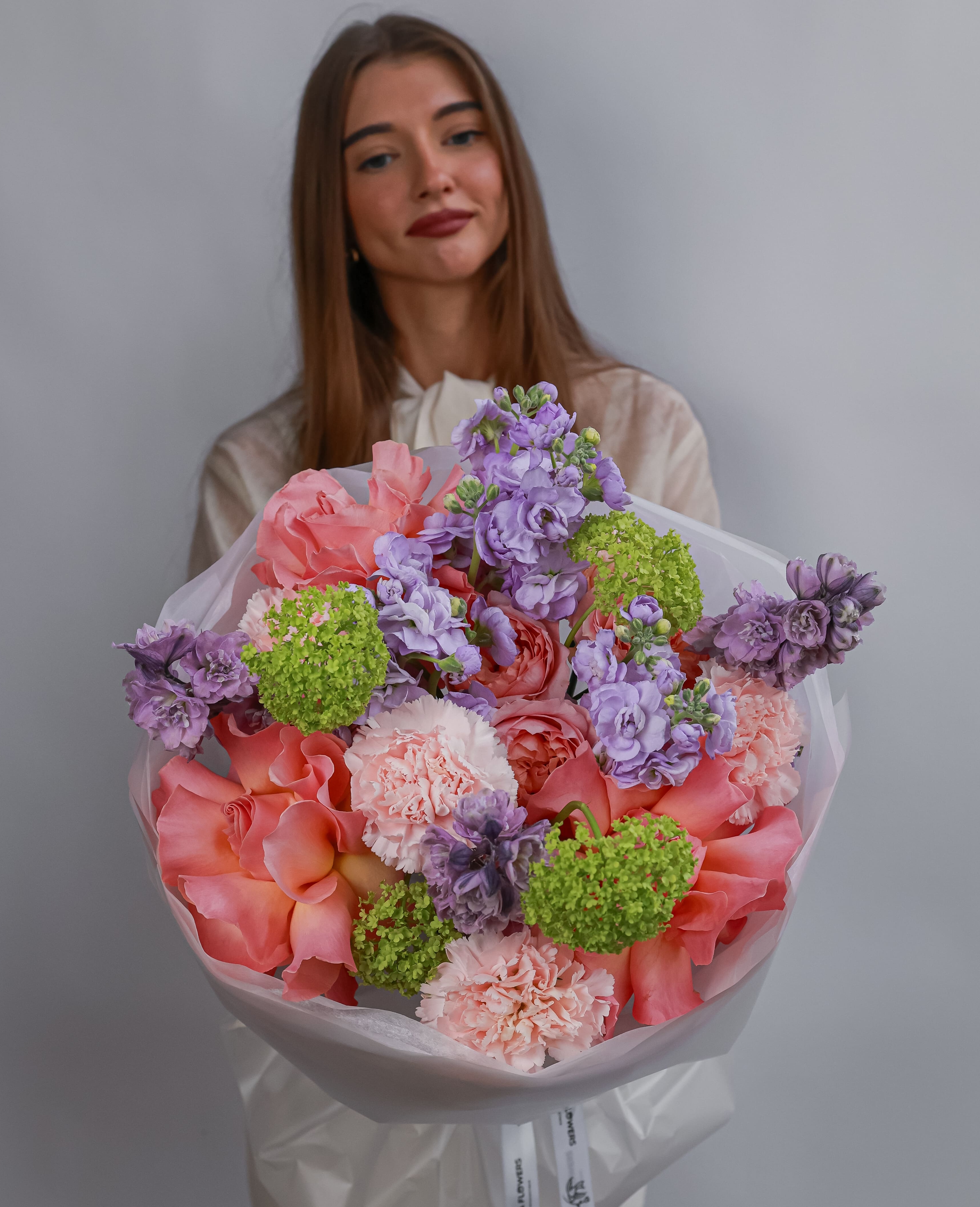 Букет с вибурнумом, розами и дельфиниумом