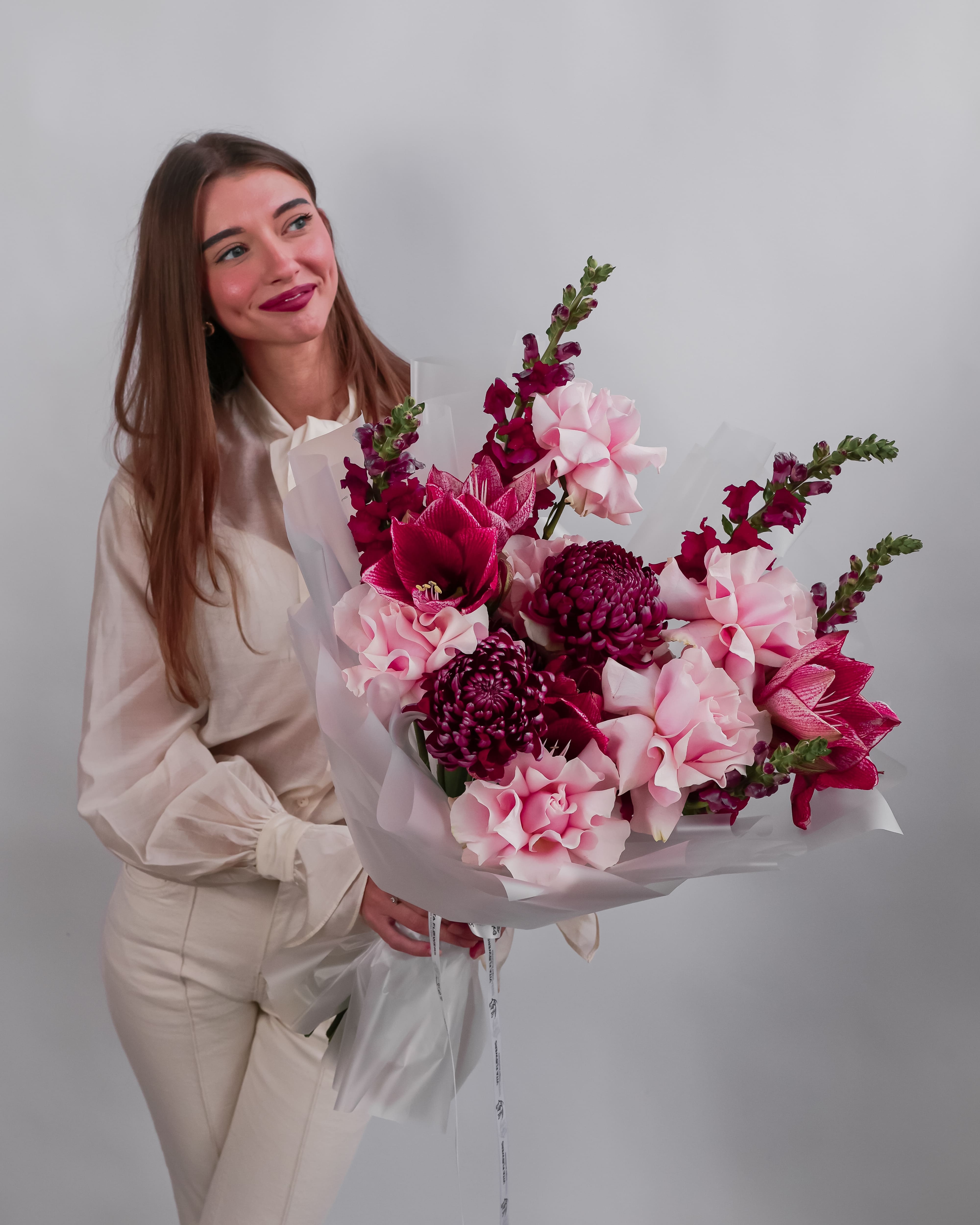 Букет с амариллисом, розами и антирринумом