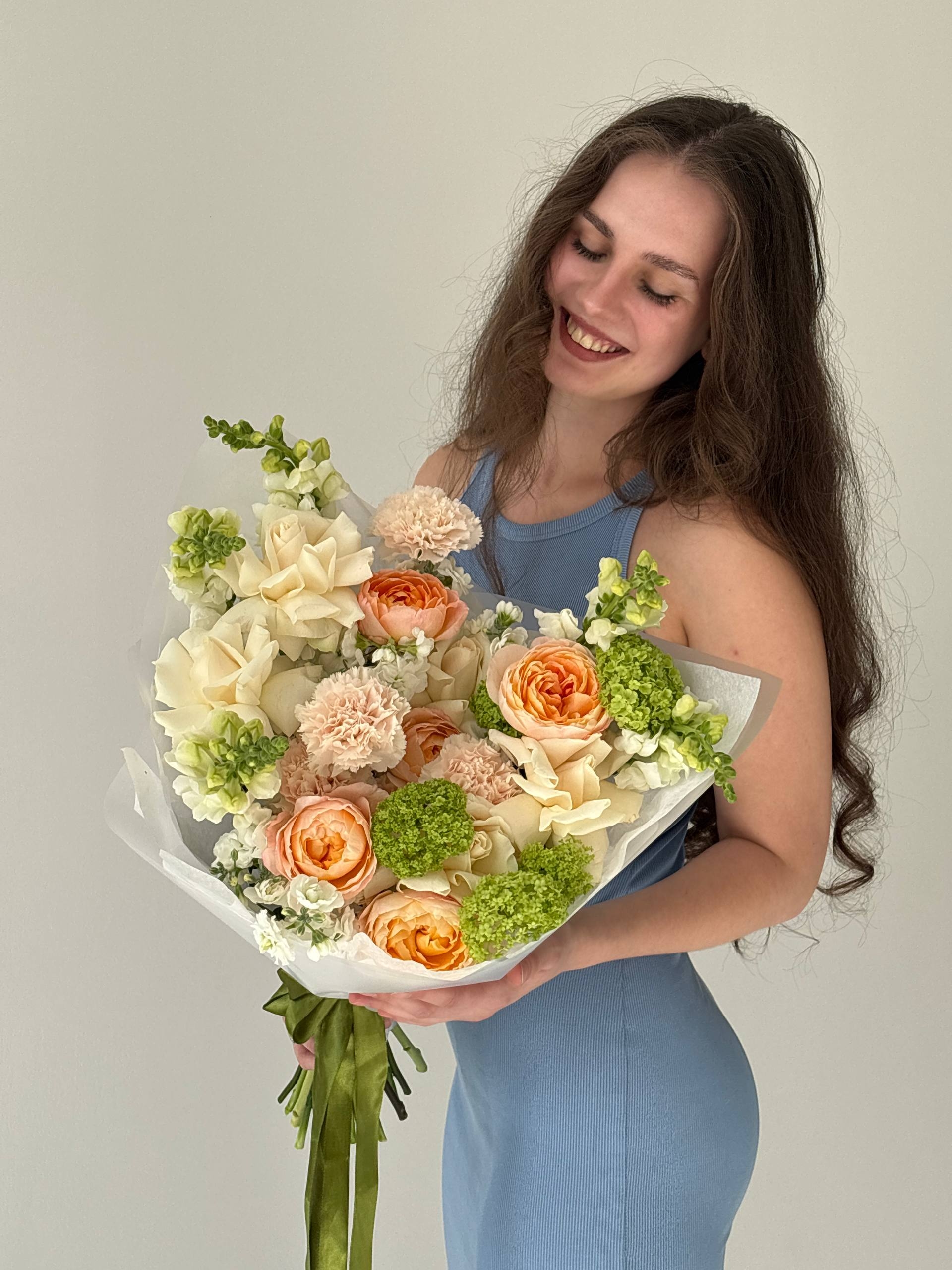 Букет из роз, диантуса и маттиолы